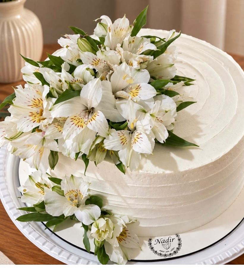 Bolo branco decorado com alstroemérias brancas
