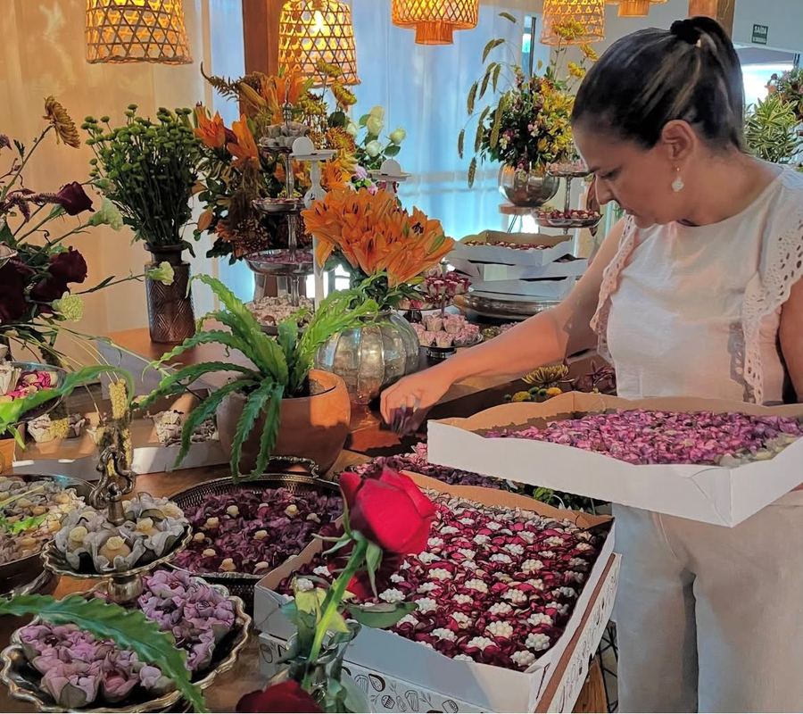 Nadir arrumando a mesa de doces de uma festa